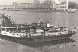 De ligplaats aan het IJ aan de kant van het Centraal Station in 1964