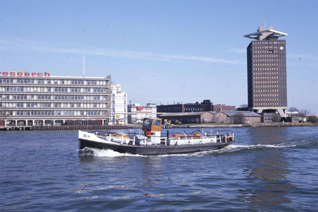 Voor het Shell gebouw en het research kantoor in 1982