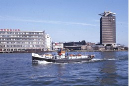 Voor het Shell gebouw en het research kantoor in 1982